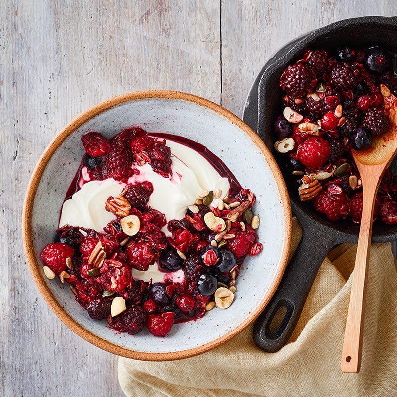 Griechischer Joghurt mit warmem Beerengranola