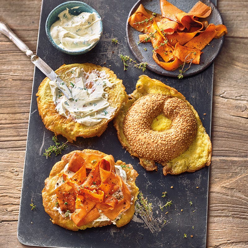 Bagel mit Ei und gebackenen Karotten
