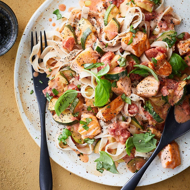 Tagliatelle mit Tomaten-Zucchini-Lachs