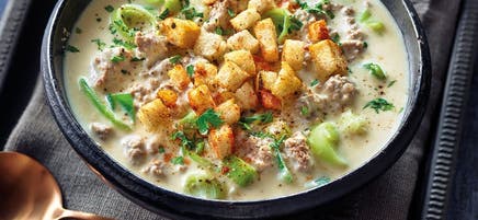 Soupe poireau-fromage avec viande hachée