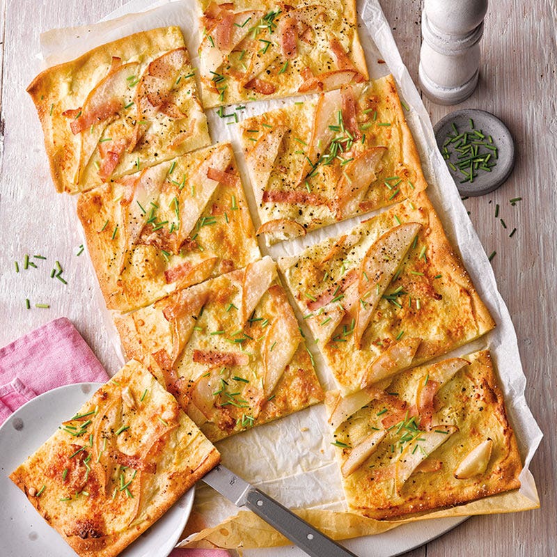 Flammkuchen mit Birne und Schinken