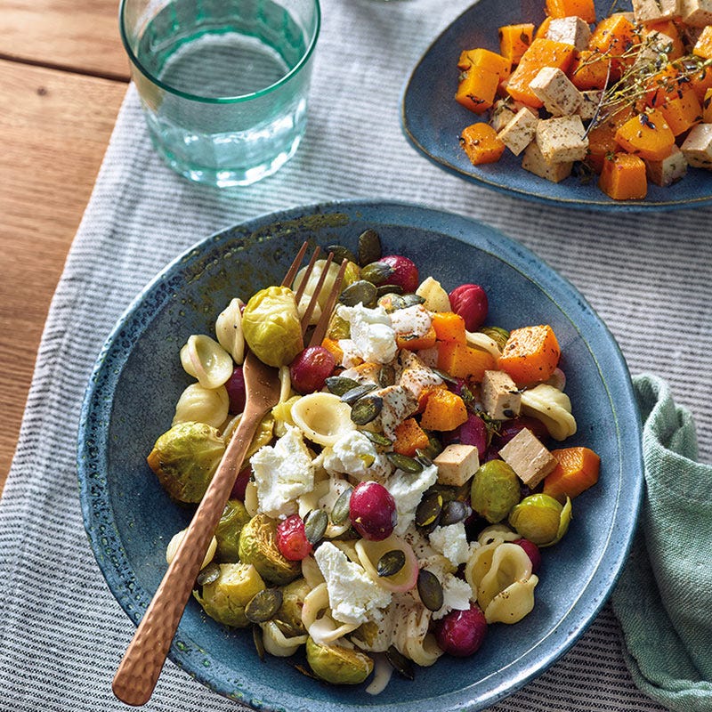 Rosenkohlpasta mit Kürbis-Tofu-Blech