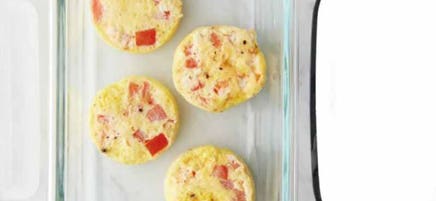 Bouchées d’œufs aux tomates et au feta
