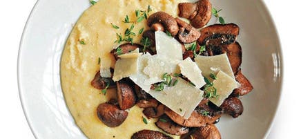 Bols de polenta crémeuse et de champignons