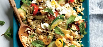 Riz pilaf aux pois chiches et à l’orzo avec courgettes et menthe