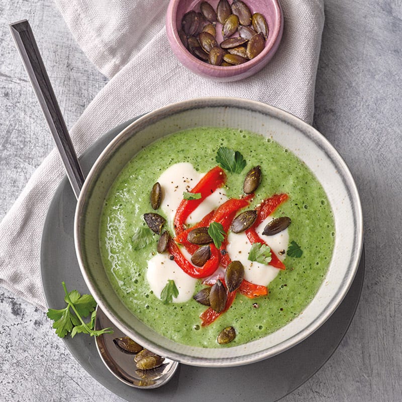 Grüne Gazpacho mit Grillpaprika-Topping