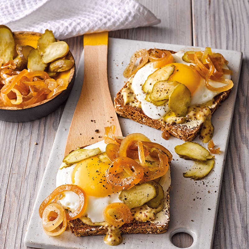 Spiegelei-Stulle mit karamellisierten Zwiebeln