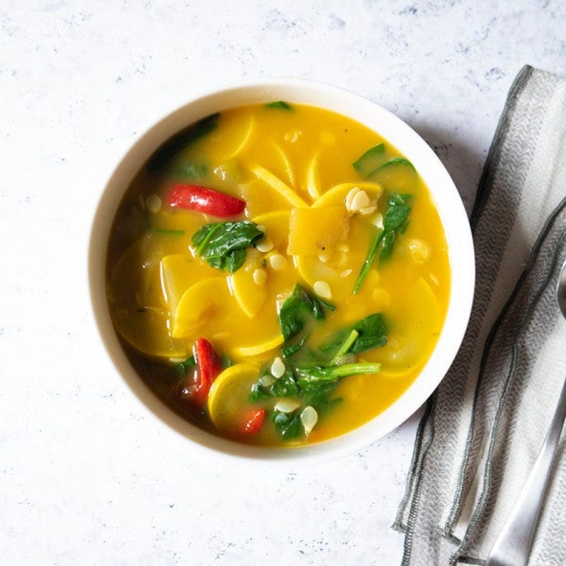Photo de Soupe facile à préparer à la courge jaune, aux poivrons et aux épinards par WW