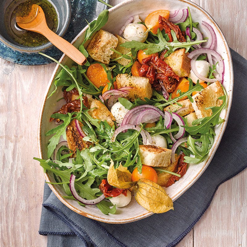 Brotsalat mit Mozzarella und getrockneten Tomaten