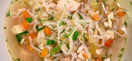 Soupe de poulet et nouilles au citron et à l’aneth