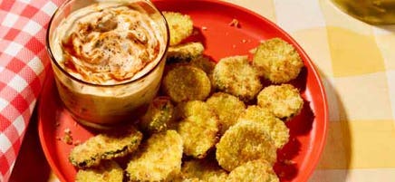 Croustilles de cornichons panés à la friteuse à convection