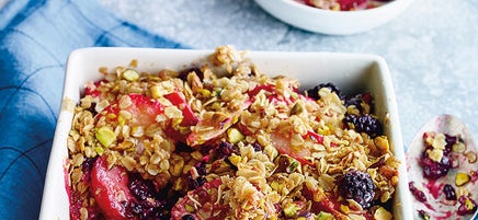 Beeren-Pflaumen-Crumble mit Pistazien