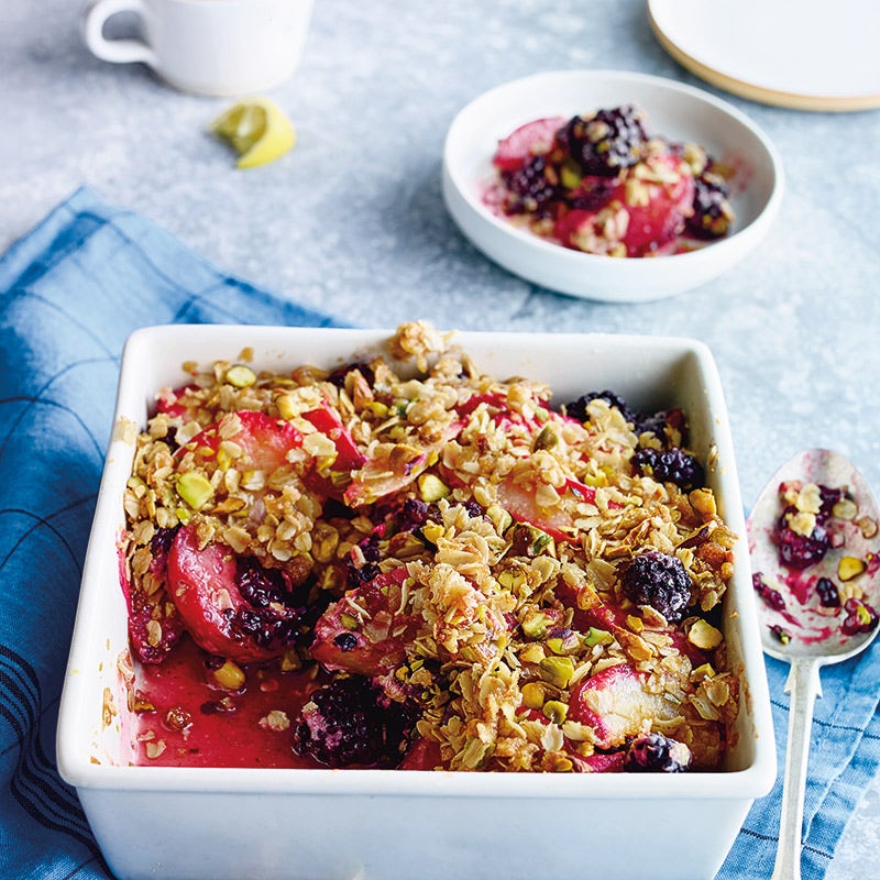 Beeren-Pflaumen-Crumble mit Pistazien