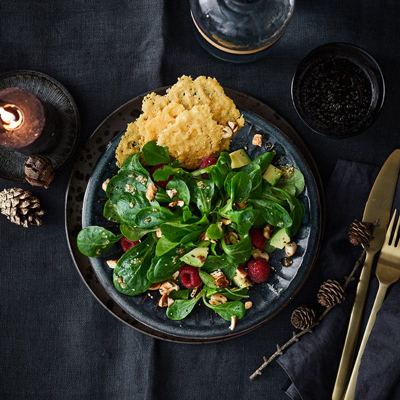 Feldsalat mit Himbeeren und Parmesanchips