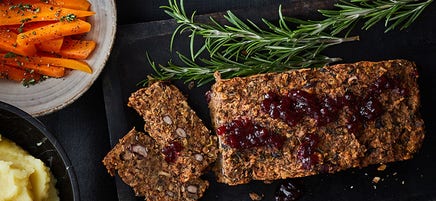 Linsen-Nuss-Braten mit Karotten und Püree