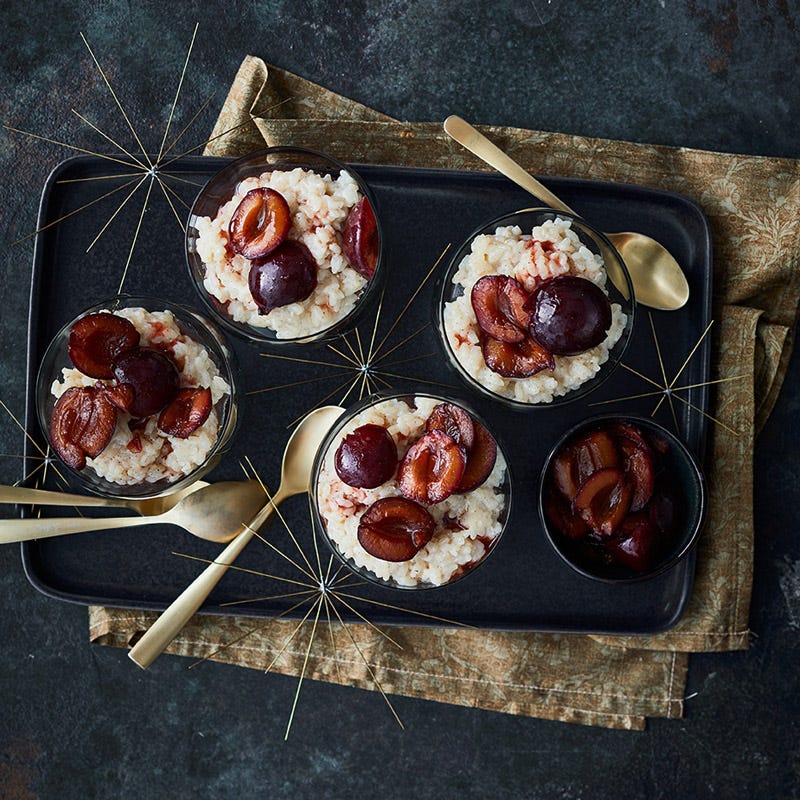 Milchreis im Glas mit Kardamom-Pflaumen