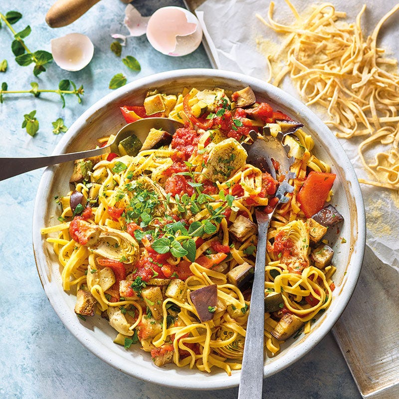 Selbstgemachte Pasta mit Antipasti-Gemüse