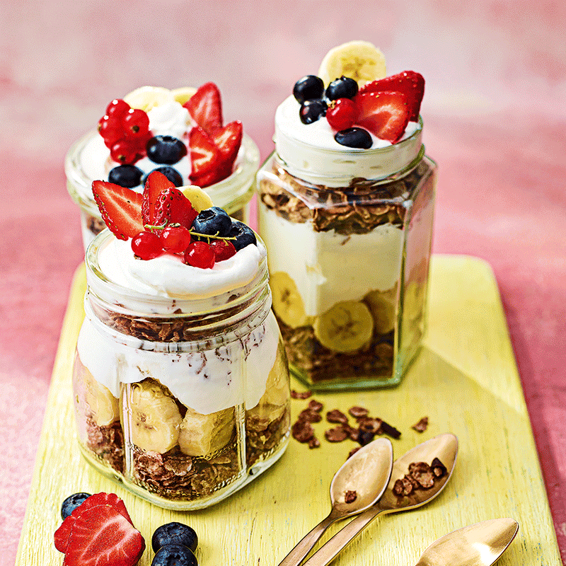 Banana-berry cereal pots