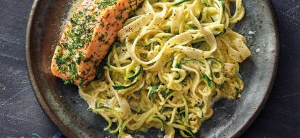 Kruidige zalm op courgettepasta