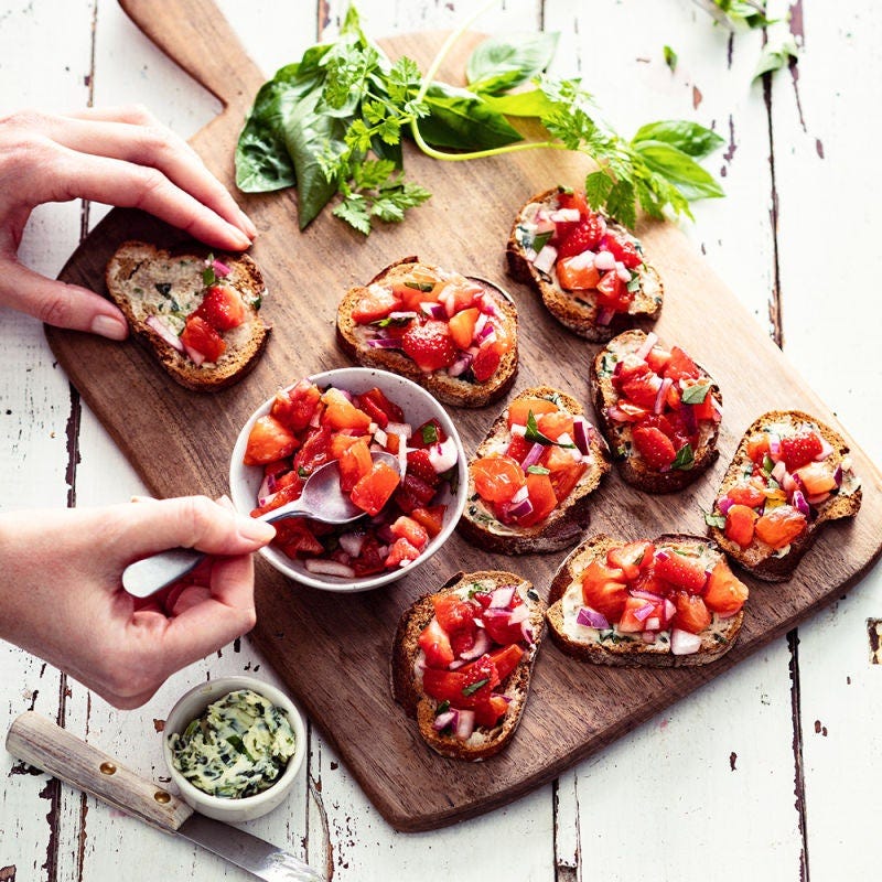 Crostini écarlate au berre d'herbes