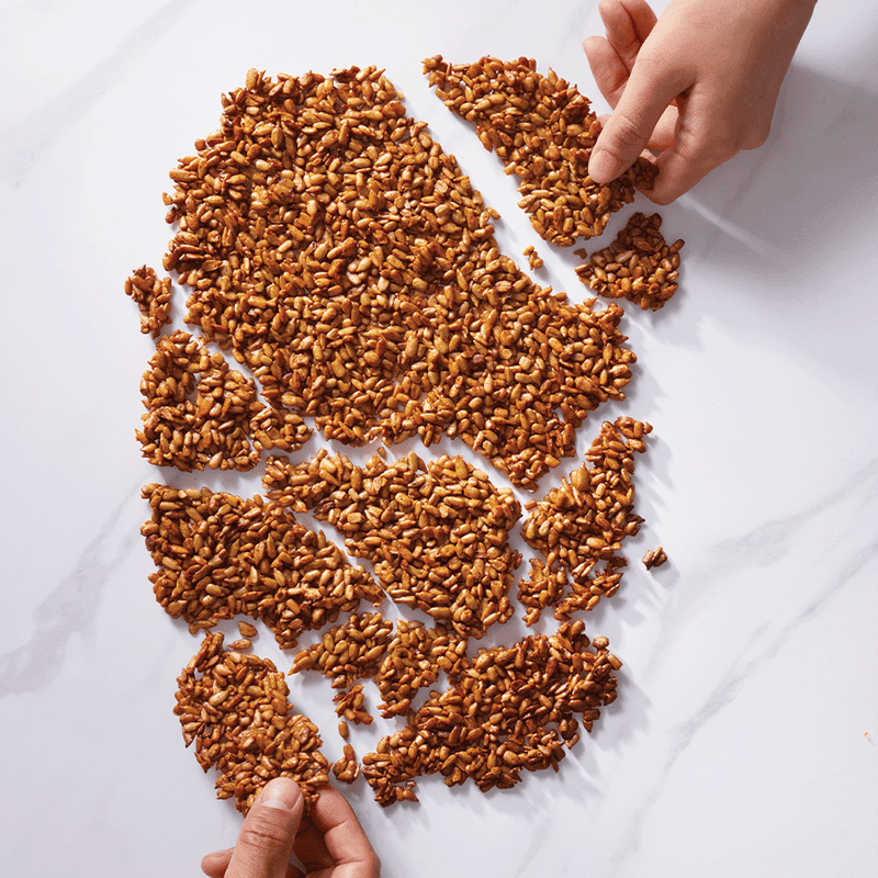 Savoury sunflower seed snaps