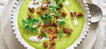 Soupe de petits pois, racines et croûtons à l’ail