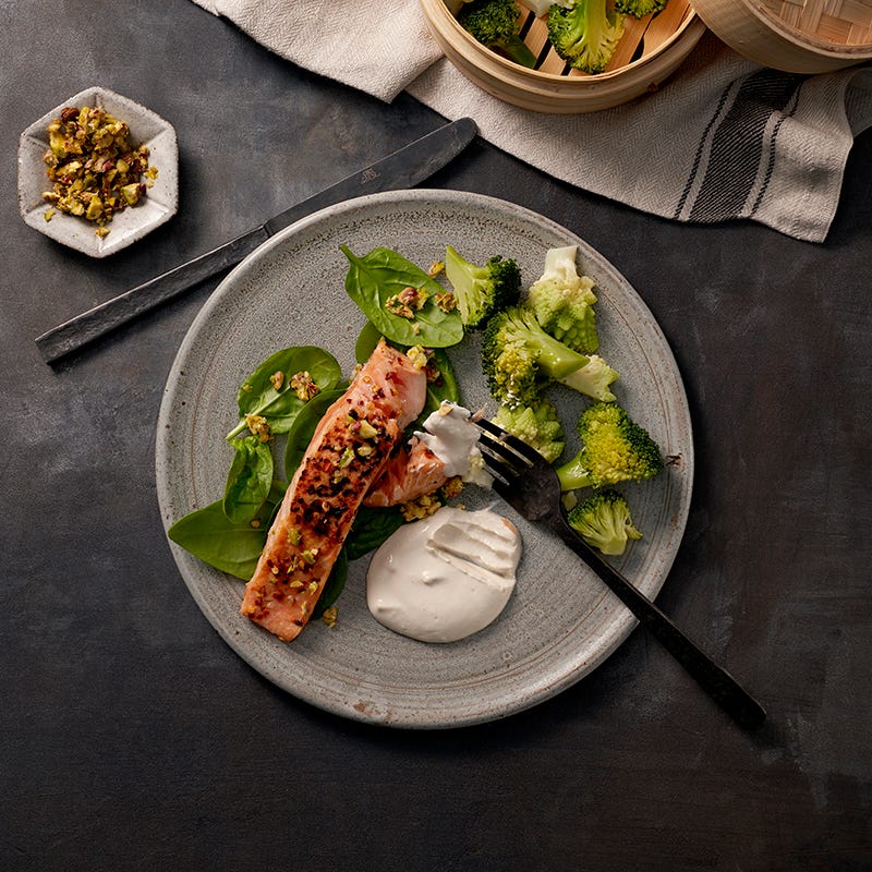 ViktVäktarna - Sotad lax med vispad tahini, ångad kål och pistagehack