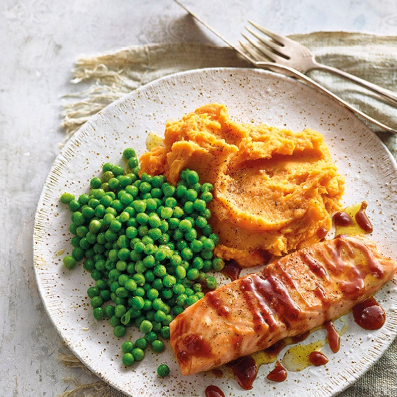 Lachs mit Erbsen und Süßkartoffelpüree