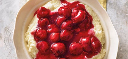 Gâteau de semoule à la cardamome et cerises chaudes