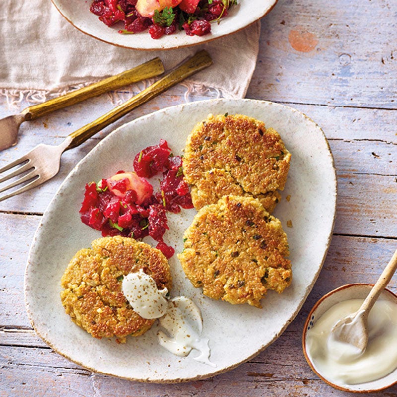 Grünkern-Hacktätschli mit Rote-Bete-Apfelsalat