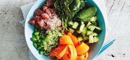 Poké bowl met tonijn en sesam