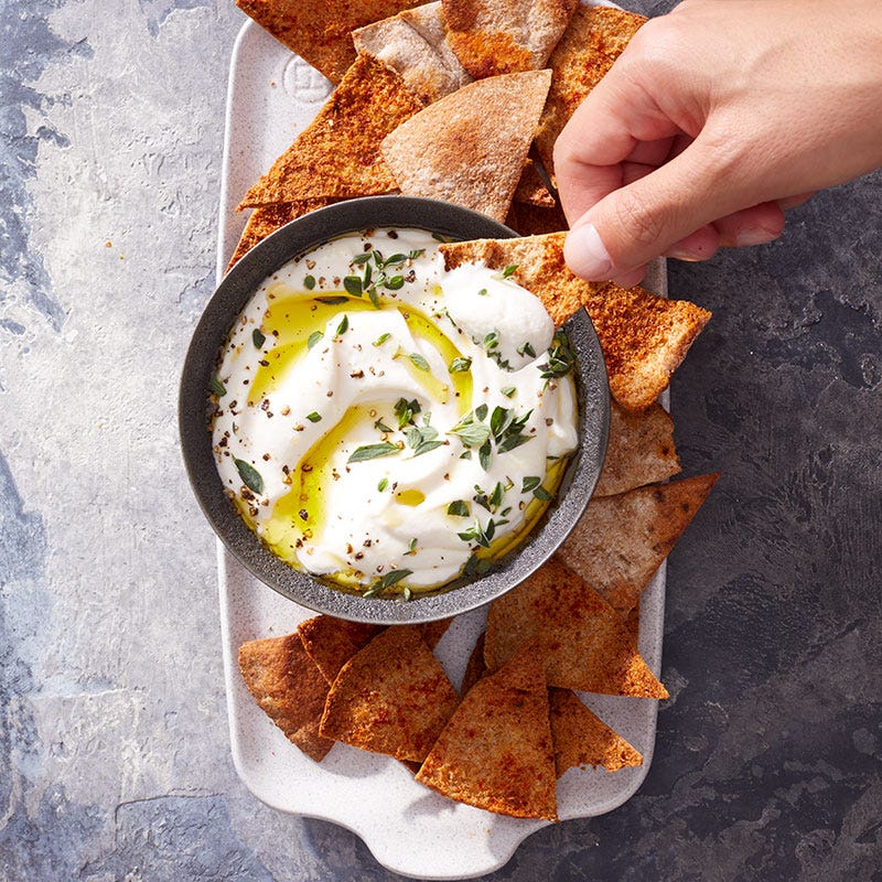 Chips de pita au blé complet et sauce à la feta