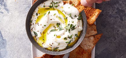 Vollkorn-Pita-Chips und Feta-Sauce