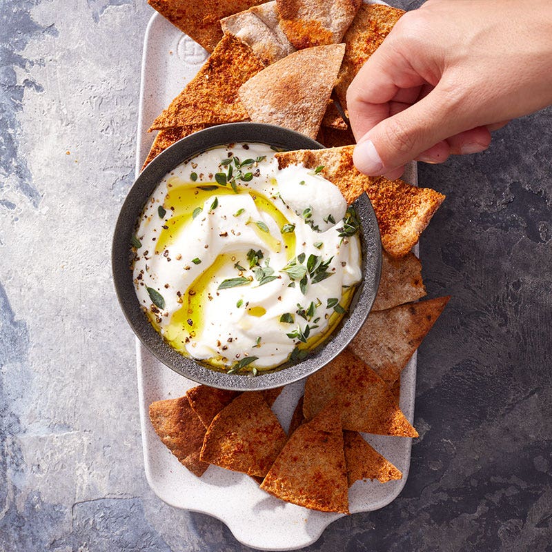 Chips de pita au blé complet et sauce à la feta