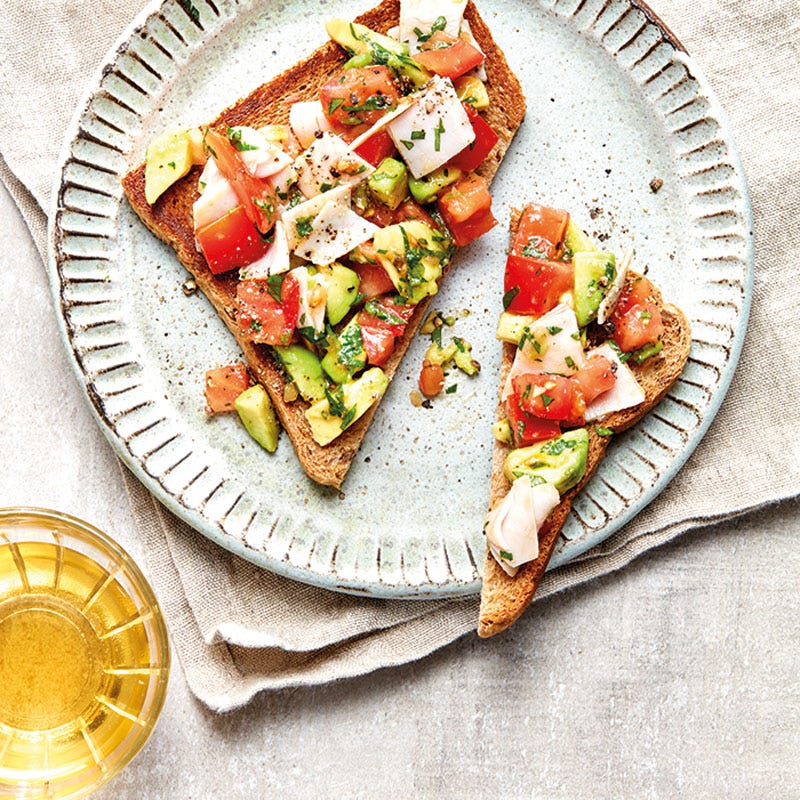 Vollkorntoast mit Avocado-Putenbrust-Salat