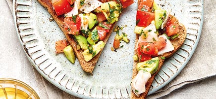 Tartine de pain complet et salade de dinde et d’avocat