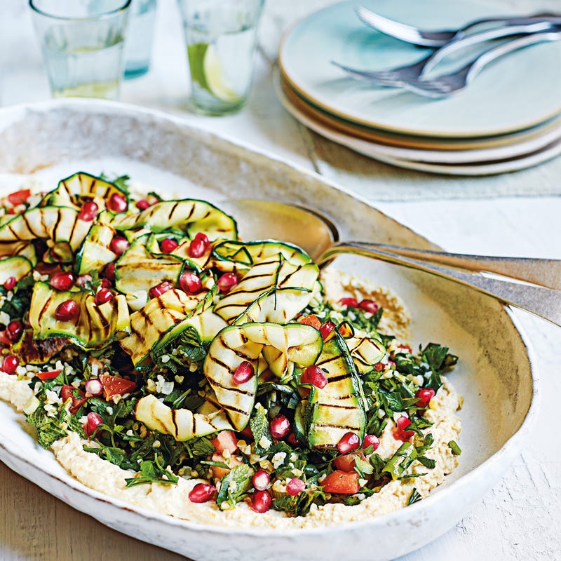 Foto van Tabouleh met gegrilde courgette en hummus door WW