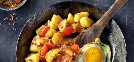 Pommes de terre rissolées, tomates, œuf et jambon