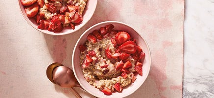 Erdbeer-Dattel-Porridge