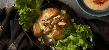 Bakad potatis med mangocurrykyckling