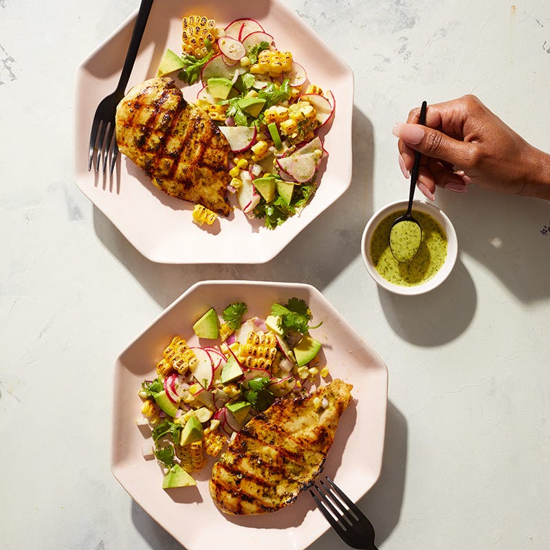 Poulet mariné à la coriandre, avocat et maïs