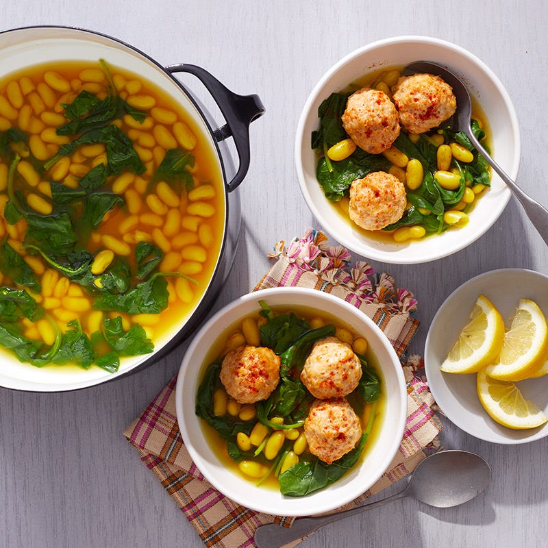 Bouilon aux boulettes de poulet et curcuma