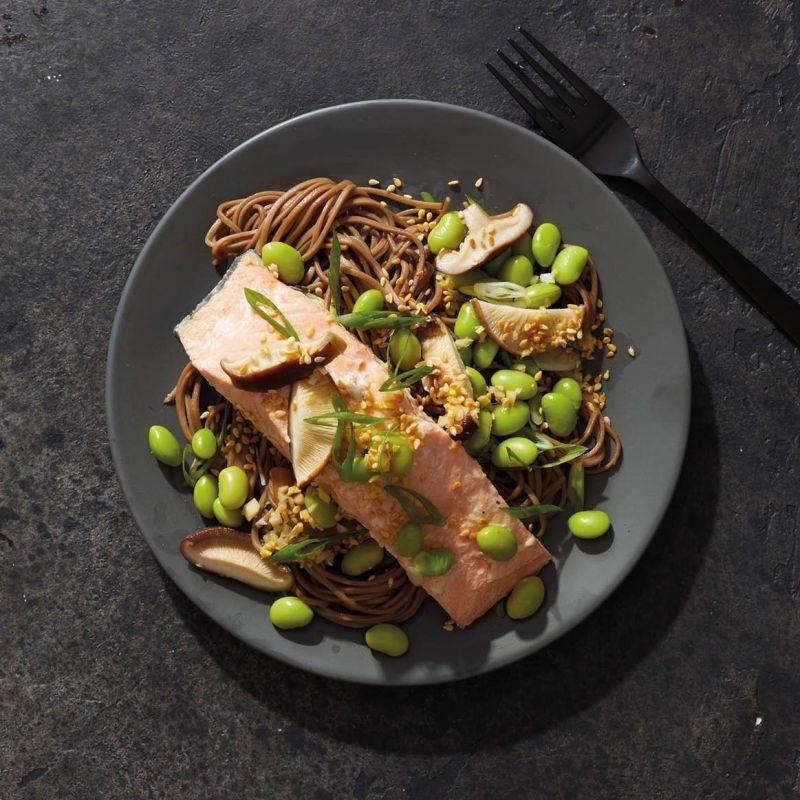 Saumon poché au gingembre et nouilles soba