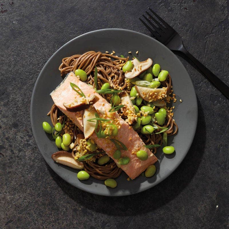 Saumon poché au gingembre et nouilles soba