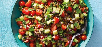 Israelischer Salat mit knusprigen Linsen
