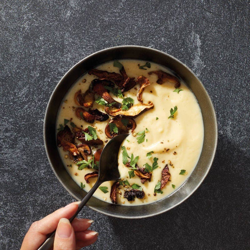 Velouté de choux-fleurs aux champignons croustillants