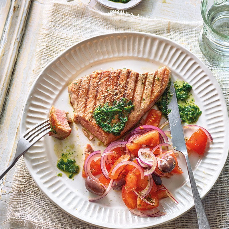 Gegrillter Thunfisch mit Salsa verde und Tomatensalat