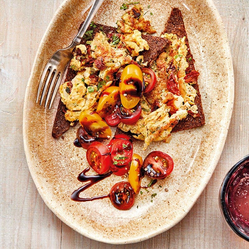Tomatenrührei auf Pumpernickel