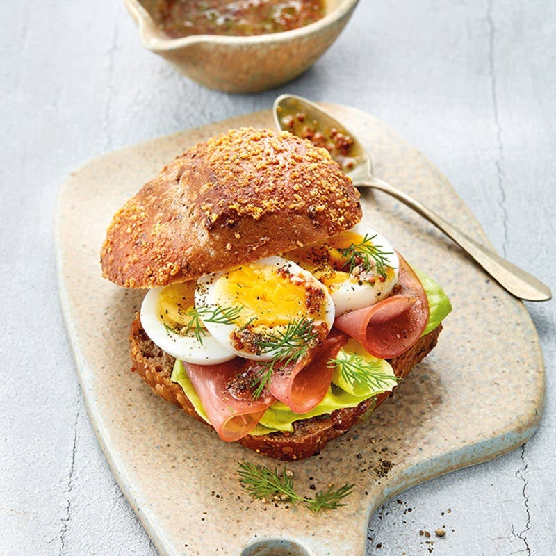 Dinkelbrötchen mit Ei und Lachsschinken