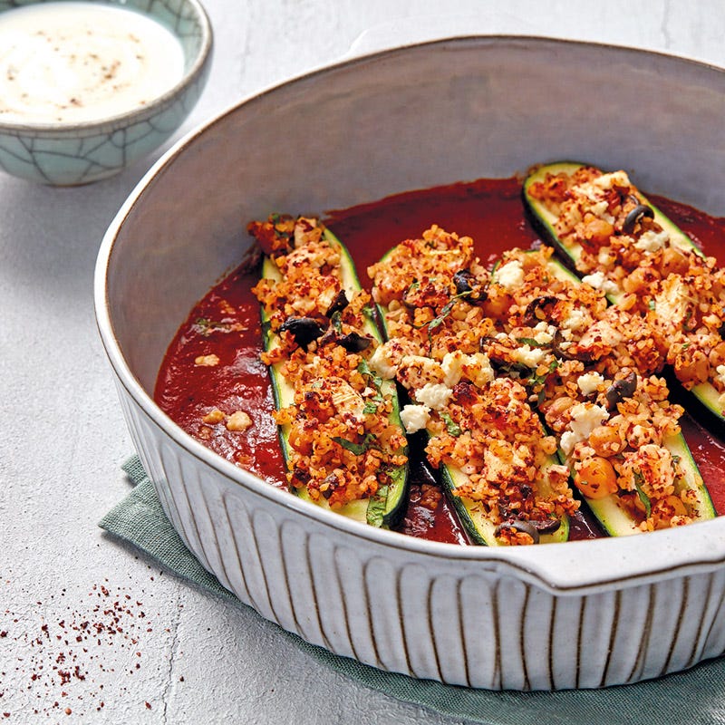 Zucchini mit Bulgur-Oliven-Füllung